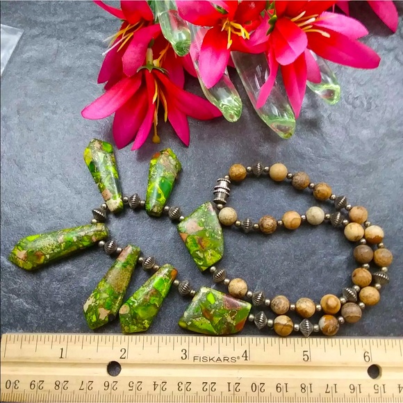 Vintage Green/Tan Jasper & Tan Stones Beaded Triangle Necklace. 19.5 - Picture 4 of 6